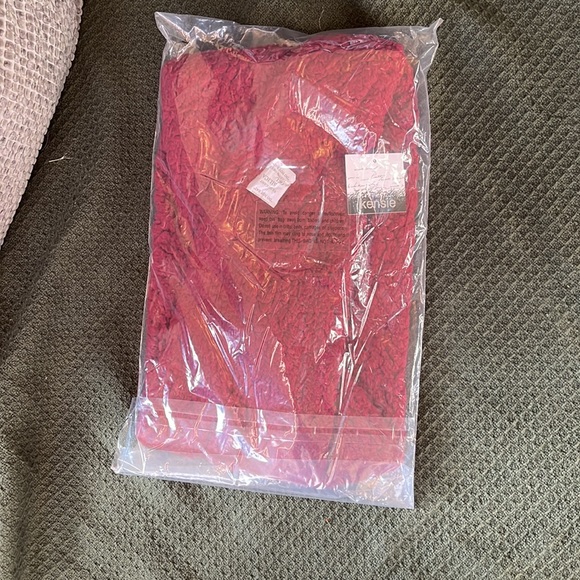 Kensie | Sherpa Infinity Scarf Burgundy - Picture 5 of 5